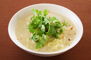 鍋のしめには、具のうまみたっぷりのスープを生かしてラーメンにしましょう！生中華麺2玉をゆでて器に盛り分け、スープをそそぎ、タレやラー油でお好みの味つけにすればOKです。