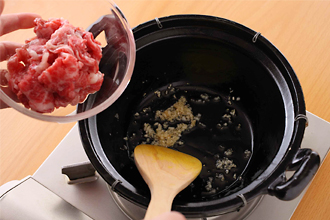 牛肉は食べやすく切り、酒、しょうが汁をふってほぐす。鍋にごま油とにんにくを入れて中火にかけ、香りが出てきたら牛肉、しょうゆ、粉唐辛子を加えてサッと炒める。
