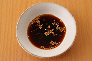 根菜のチヂミには、少し濃いめのたれが合います。粉唐辛子を入れると、味にメリハリがついてより本格派の味わいに。