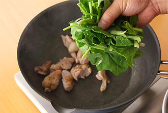 鶏肉は一口大に切り、塩、こしょう各少々（分量外）をふる。ほうれん草は長さ5センチに切る。フライパンにバターを中火で熱し、鶏肉を炒める。こんがりしたらほうれん草を加え、しんなりするまで炒めて取り出す。