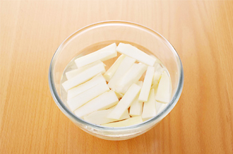 うどは食べやすい長さに切って皮をむき、2センチ角の棒状に切る。酢少々（分量外）を入れた水で5分ほどさらし、水気を拭く。