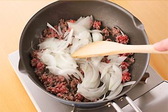 玉ねぎは薄切りにする。フライパンにバターを中火で熱し、ひき肉を炒める。塩、こしょう、ナツメグ、玉ねぎを加え、1を混ぜる。顆粒スープの素を湯で溶かし、少しずつ加えて混ぜる。