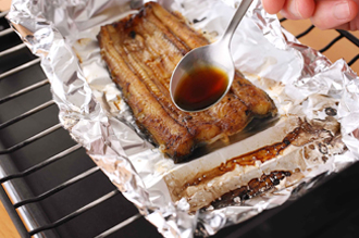 アルミホイルにかば焼きの皮を下にしてのせ、酒をふって魚焼きグリルで1分ほど焼く。裏返して皮もサッと焼き、もう一度裏返してかば焼きのたれを薄く塗り、さらに1分ほど焼く。