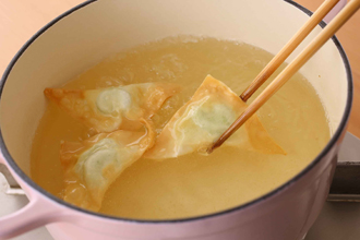 揚げ油を中温に熱し、ワンタンを入れてきつね色になるまで揚げる。