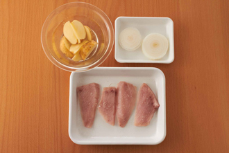 めかじきは食べやすく切る。塩をふり、4～5分おいてペーパータオルで水気を拭いてから、こしょうをふる。じゃがいもは皮つきのまま縦8等分のくし形に切り、水にさらす。玉ねぎは幅1センチの輪切りにする。