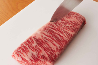 牛肉は、包丁の先でこまかく筋切りをし、塩、こしょうを両面にしっかりふる。