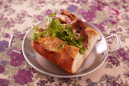 チャーシューは、パンにはさんでもおいしく食べられます。柔らかなフランスパンに切り込を入れ、チャーシューと野菜をはさみます。バターを塗ってもおいしい。