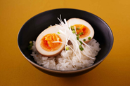 半熟卵煮は、温かいご飯にのせてもおいしく食べられます。卵煮の煮汁も少しかけるのがポイント。せん切りのねぎを添えて万能ねぎを散らし、卵をくずしながら食べます。