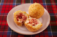 ポテト生地はケチャップ味と相性良し。ケチャップライスを包んでライスコロッケにするのもおすすめです。ライスコロッケ（2個分）の作り方：ご飯にケチャップ、みじん切りのゆでだこを混ぜ、ポテト生地の中央に入れて丸め、小麦粉、溶き卵、パン粉の順にころもをつけて揚げる。