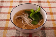 鍋のしめはおろしそばにしましょう。残った煮汁をしょうゆ、みりんで味をととのえ、ゆでたそばを加えて温めます。器に盛り、あれば三つ葉を添えて。