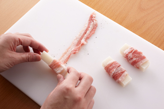 餅は縦2等分に切る。豚肉に塩こしょうをふり、豚肉1枚につき餅1個をのせて巻きつける。