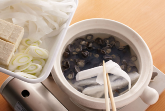 塩、しょうゆで味つけし、大根、豆腐、ねぎを入れて火が通るまで煮る。器に取り分け、好みの薬味とともに食べる。