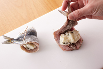 いわしを広げて塩、こしょうをふる。マッシュポテトを等分にのせて半分に折りたたみ、楊枝2本で止める。耐熱の皿にのせ、Aを混ぜて上にふり、オーブントースターで6～8分焼く。皿に盛り、ベビーリーフを添える。