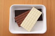 ほろ苦い黒ビールにはミルクチョコレートが合いますが、ビターチョコやホワイトチョコレートでもOK。味をみながら好みで加減して下さい。