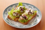 トーストしたパンにのせて、オープンサンドにするのもおすすめです。食べやすく切ったトーストにレタスを敷き、チーズとひよこ豆のマリネをのせます。