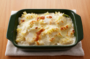 ホワイトシチューをソースがわりにして、グラタンにしてもおいしく食べられます。ゆでたマカロニとシチューを耐熱の器に入れ、ピザ用チーズをかけてオーブントースターでこんがり焼くだけ！