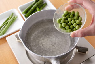 アスパラガスは根元を1センチ切りおとし、根元から1/3は皮をむく。塩少々（分量外）を入れた熱湯でアスパラガス、グリンピース、スナップえんどう、いんげんをそれぞれゆでてざるに上げ、水気をきって食べやすく切る。