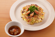 ソース味ではなく、だしにつけて食べるのもおすすめ。ソースをつけずに仕上げると、カリッ、フワッとしたかき揚げ風の食感になります。生地の作り方と焼き方は基本のお好み焼きと同じ。トッピングは、両面焼いた後に明太子と三つ葉をのせます。だしの作り方：白だし（濃縮）を湯で好みの濃さに割り、大根おろし適量を入れて一味唐辛子をふる。