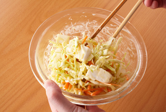 ホットプレートを180度くらいに温める。別のボウルに生地を1/4量入れ、キャベツ、にんじん、ねぎ、はんぺんの1/4量と揚げ玉を入れ、菜箸でさっくりと混ぜ合わせる。