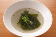 鶏肉のゆで汁はスープにしていただきましょう。わかめや貝割れ菜、白いりごまなどを入れ、塩、こしょうで味つけ。ごま油をたらすとコクと風味がアップします。