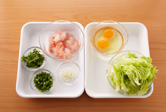 むきえびは下味をもみ込み、5分ほどおいてサッと洗い、ペーパータオルで水気をおさえる。卵は溶きほぐし、塩を加える。レタスはおおまかにちぎる。万能ねぎは小口切り、香菜は長さ2センチに切る。