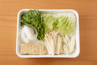 白菜は食べやすく切る。春菊、えのきだけは根元を切り落とす。ねぎは幅1センチの斜め切りにする。焼き豆腐は食べやすく切る。結びしらたきはさっとゆでる。