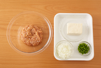 【「豆腐ハンバーグ」の作り方】①豆腐はしっかりと水きりをする。ピーマンはへたと種を取ってみじん切りにし、玉ねぎもみじん切りにする。ボウルにひき肉、卵黄、Aを入れてよく練り、ピーマン、玉ねぎを加えてさらによく練る。4等分にして楕円形に形をととのえる。②フライパンにサラダ油を入れ中火で熱し、ハンバーグを入れる。焼き色がついたら裏返し、ふたをして5～6分蒸し焼きにして取り出し、皿に盛る。フライパンを拭いてBを入れて煮立たせ、少しとろみがついたらハンバーグにかける。
