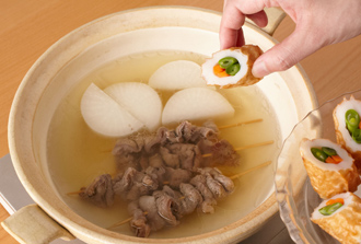 鍋にだし汁を入れて牛すじ、大根を入れて中火にかけ、30分ほど煮る。Ａ、ちくわの野菜詰め、油揚げの野菜巻きを加えてさらに5分煮る。