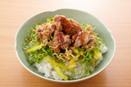 甘みのあるたれはご飯との相性抜群。細切りのレタスやパプリカと一緒にご飯にのせ、丼風にするのもおすすめです。