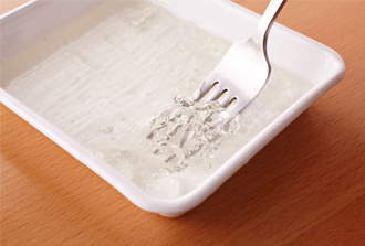 白ワインゼリーを作る。ゼラチンは水大さじ1でふやかす。鍋に水1/2カップを入れて強火にかけ、煮立ったら砂糖、ゼラチンを加えて溶かす。白ワインを加えて混ぜ、火を止める。バットに流し入れ、冷蔵庫で冷やし固める。固まったらフォークで格子状に筋をつけてすくい、クラッシュ状にして赤ワインゼリーのグラスに盛ってミントを添える。