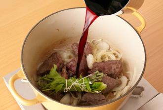 牛肉をいったん取り出し、玉ねぎを炒める。薄く色づいてきたら牛肉を戻し入れ、ブーケガルニ、赤ワイン、水、塩（小さじ1/2）を加えて強火にする。煮立ったらアクを取り、ふたをして弱火で10分煮る。