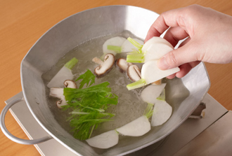 鍋にだし汁を入れて強火にかける。煮立ったら野菜を入れ、火が通ったらぶりをさっとくぐらせ、取り出す。少しずつ煮ながら取り分け、好みの薬味とポン酢じょうゆをつけて食べる。