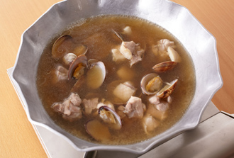 鍋に水6カップとＡを入れ、強火にかける。煮立ったらあさり、鶏肉を加える。あさりの口が開き、鶏肉に火が通るまで煮る。