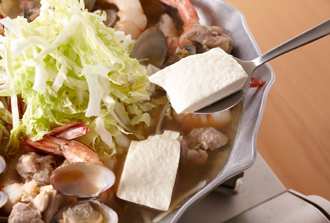 えび、もやし、白菜、ねぎの順に加える。豆腐はスプーンですくって加える。再び煮立ったら火を弱め、レモン汁を加え、塩で味をととのえる。食べる直前に香菜をのせて。