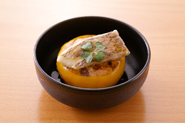 赤飯蒸しは、あんかけにするのもおすすめです。また、ゆずの皮を器にして赤飯を詰めると見た目も華やかになります。あんの作り方：鍋にめんつゆ（2倍濃縮）大さじ3、水1と1/2カップ、塩小さじ1/2を入れて中火にかけ、水溶き片栗粉（片栗粉大さじ1、水大さじ2）を加えてとろみをつけ、ゆず果汁1/4個分を加える。