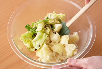 じゃがいものボウルに加えて混ぜ合わせ、塩、こしょう各少々をふって味をととのえる。