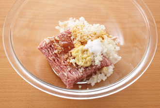 玉ねぎはみじん切りにする。ボウルにひき肉、玉ねぎ、Aを入れて粘りが出るまでよく練り、12等分にする。