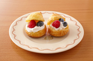 シュー生地を丸く絞って焼き、泡立てた生クリームとフルーツをはさめばデザートにも。プチサイズにするのがおすすめです。
