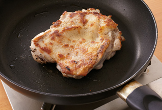 鶏肉は塩、こしょうをふって小麦粉を薄くまぶす。フライパンにサラダ油を中火で熱し、鶏肉の皮を下にして入れる。ふたをして3分ほど焼き、こんがり焼き色がついたら裏返し、再びふたをしてさらに5分焼く。