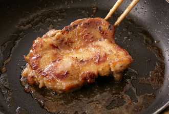 鶏肉から出た脂をペーパータオルで拭き、Aを加えて照りが出るまで煮からめる。食べやすく切って皿に盛り、つけ合わせを添える。鶏肉にタルタルソースをかけてきざみのりを散らす。