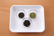 紅茶（アールグレイ）、ウーロン茶、玄米茶など、茶葉を替えると、違った香りが楽しめます。紅茶は細かく砕かれた茶葉でもいいですが、ウーロン茶は葉の形が残っているタイプのほうが香りよく仕上がります。