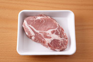豚肉に替えてもおいしく作れます。トンカツやソテー用の厚い豚ロース肉がおすすめ。棒状に切って揚げると、形の変化が楽しめて、豚肉らしい食感が味わえます。