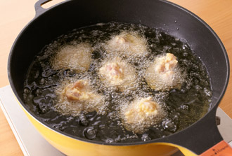 揚げ油を中温（約170度）に熱し、鶏肉を入れて4～5分揚げていったん取り出す。揚げ油を高温（180～190度）に熱し、揚げた鶏肉を入れて表面がカラリとするまで揚げて取り出し、油をきる。