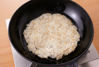 こんがりと焼き色がついたらフライ返しで裏返し、もう片面も同様に焼く。焼いている間に、キャベツを一口大に切り、ねぎは斜め薄切りにする。にんにくの芽は縦半分に切ってから斜め薄切りにする。豚肉は幅1センチに切る。