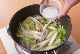 別の鍋にAを入れ、火にかける。豚肉、キャベツ、ねぎ、にんにくの芽を加えて中火で少し煮る。豚肉の色が変わって野菜がしんなりしたら水溶き片栗粉を加えてとろみをつけ、塩、黒こしょうで味をととのえる。おこげのフライパンを食卓に出して、熱々のあんを上からかける。