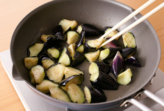 フライパンにごま油大さじ1/2を中火で熱し、なすを炒める。油がなじんだら取り出し、冷ます。