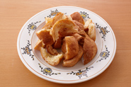 食べ終わったら、ケースがわりにしていたパンはシナモンシュガーラスクにしましょう。おおまかにちぎったら室温で溶かしたバター適量を塗り、130度のオーブンで15分ほど焼き、シナモンシュガーをふればでき上がり！
