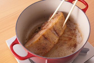 にんじん、玉ねぎ、セロリはそれぞれみじん切りにする。豚バラ肉に塩少々、黒こしょうをまぶす。鍋にオリーブ油を中火で熱し、豚肉の表面をこんがりと焼きつけ、いったん取り出す。