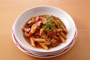 残ったトマト煮をパスタソースにするのもおすすめです。豚肉は細かくきざみ、ペンネなどと合わせましょう。