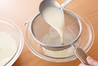 豆乳液をざるでこし、器に流し入れる。粗熱がとれたら冷蔵庫に入れて、1時間以上冷やし固める。